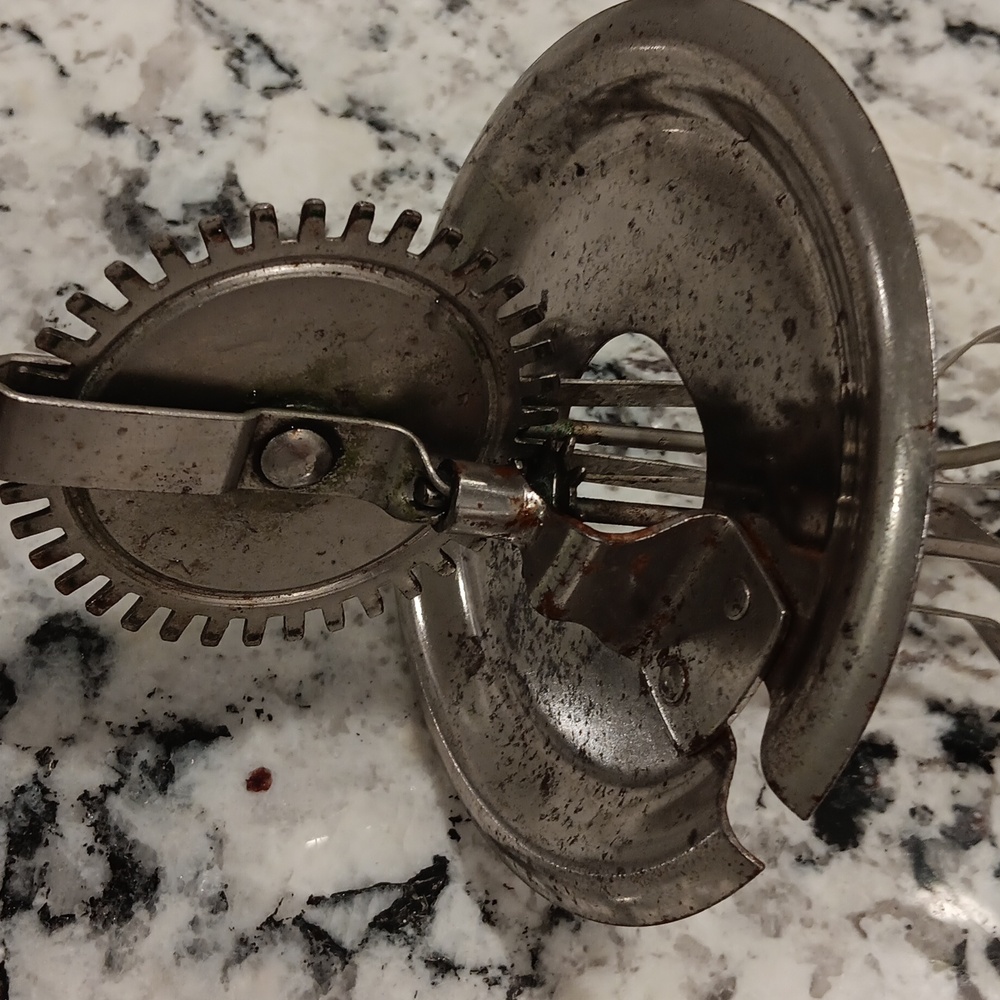 Vintage Hand Mixer With Lid - Picture 2 of 3